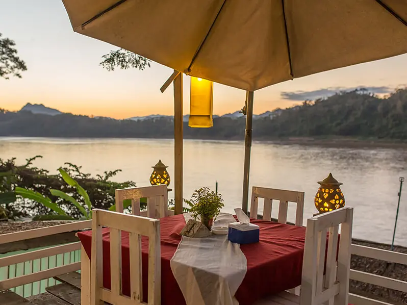 So lassen sich stimmungsvolle Laos Ferien verbringen: Café am Mekong in Luang Prabang
