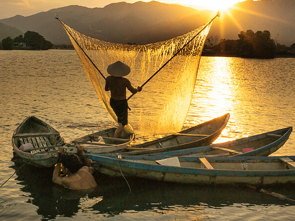 Fischen nach einfachen Methoden in Kambodscha