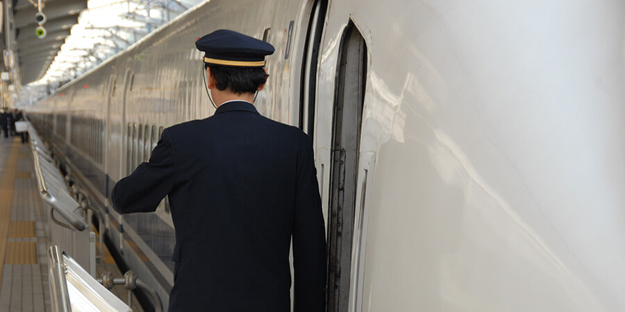 Zugfahren im bestens organisierten Japan ist legendär