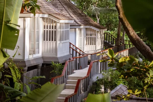 Cottages im Kokospalmenhain im Hotel The Surin Phuket