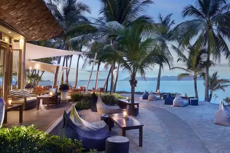 Hotel Santiburi: Restaurant mit Sitzecken am Strand unter Palmen