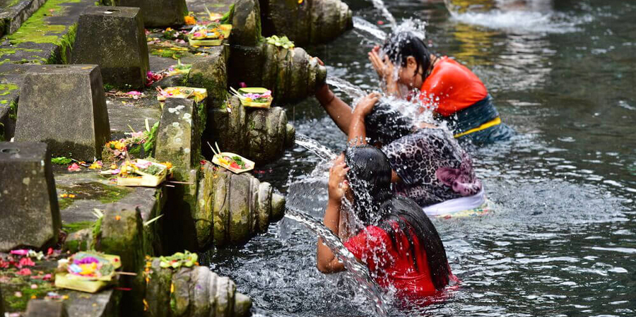Reinigendes Wasser im Quellheiligtum Pura Tirtu Empul auf Bali