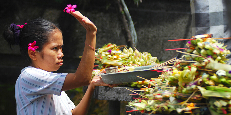 Opfergaben an die Götter und Dämonen auf der Insel Bali in Indonesien