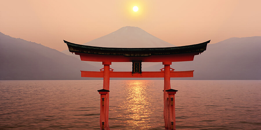 Bedeutende Sehenswürdigkeit: torii des Itsukushima-Schreins auf der Insel Miyajima
