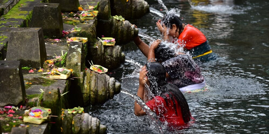 Nach Bali reisen und heilige Rituale hautnah erleben