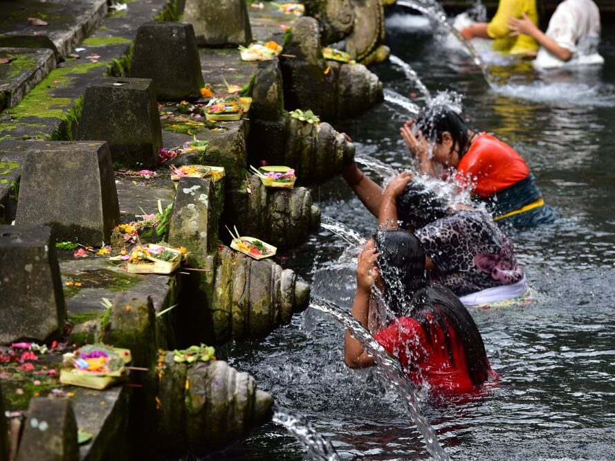 Im Quellheiligtum auf Bali: die Sünden abwaschen