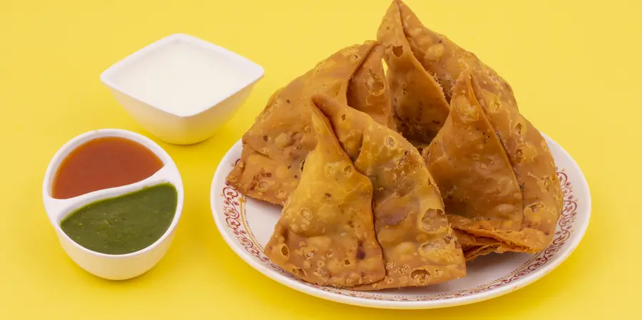 Idealer Streetfood Snack der indischen Küche: Samosas