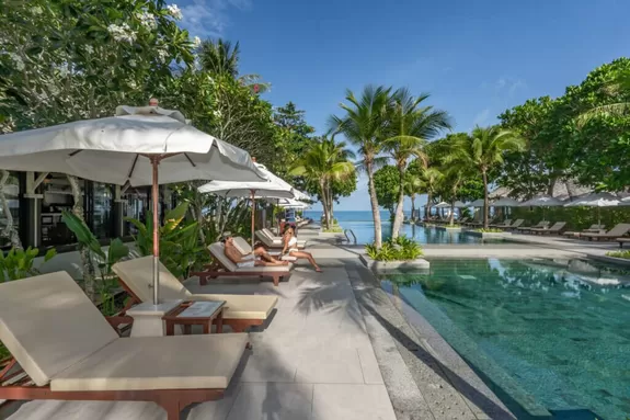 Entspannung am Pool des Hotel Layana Koh Lanta