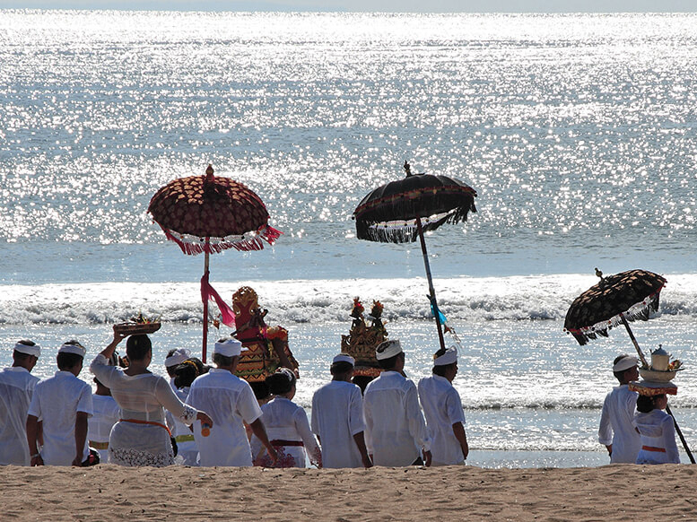 Prozession am Strand zu Ehren der Meeresgötter