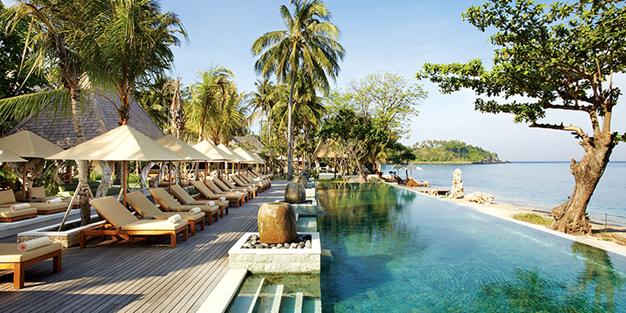 Relaxen Sie am Pool und lassen Sie den Blick über das Meer schweifen im Hotel Qunci Villas auf Lombok