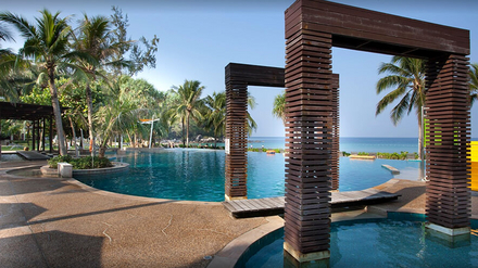 Phuket Ferien: Relaxen am Pool im Hotel Katathani am Kata Noi Beach