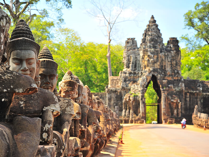 Riesige steinerne Gesichter mitten im Urwald: Angkor Thom ist unvergleichlich