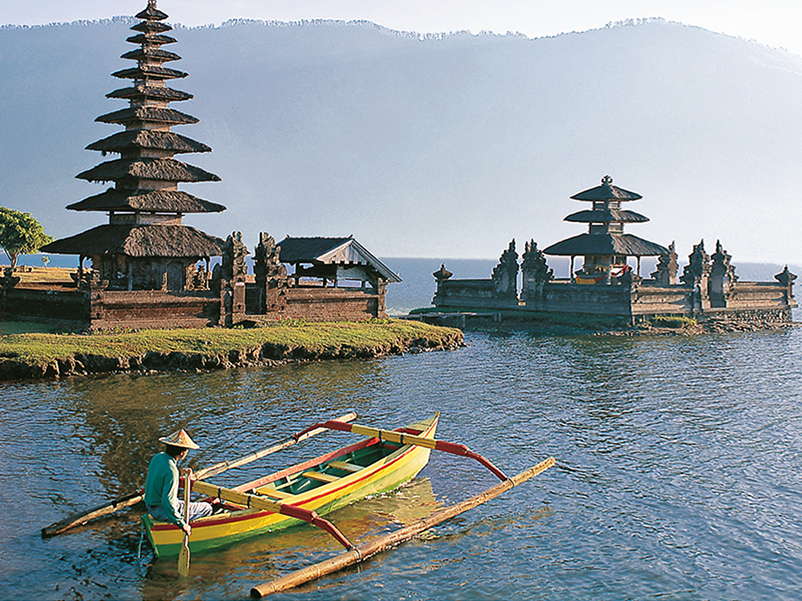 Viel fotografiert auf Indonesien Bali Reisen: Bratan Tempel und See