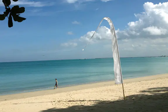 Spaziergang am langen Sandstrand von Jimbaran