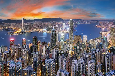 Die futuristische Skyline von Hongkong mit Hafen und Victoria Peak