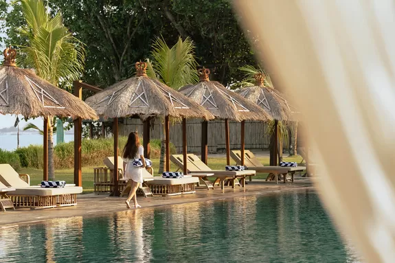 Romantische Auszeit am Pool des Bijouhotel Jimbaran Puri Bali 