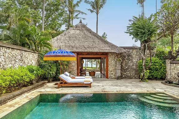 Privater Pool und Liegen im Garten der Pool Villa, Hotel Oberoi Bali