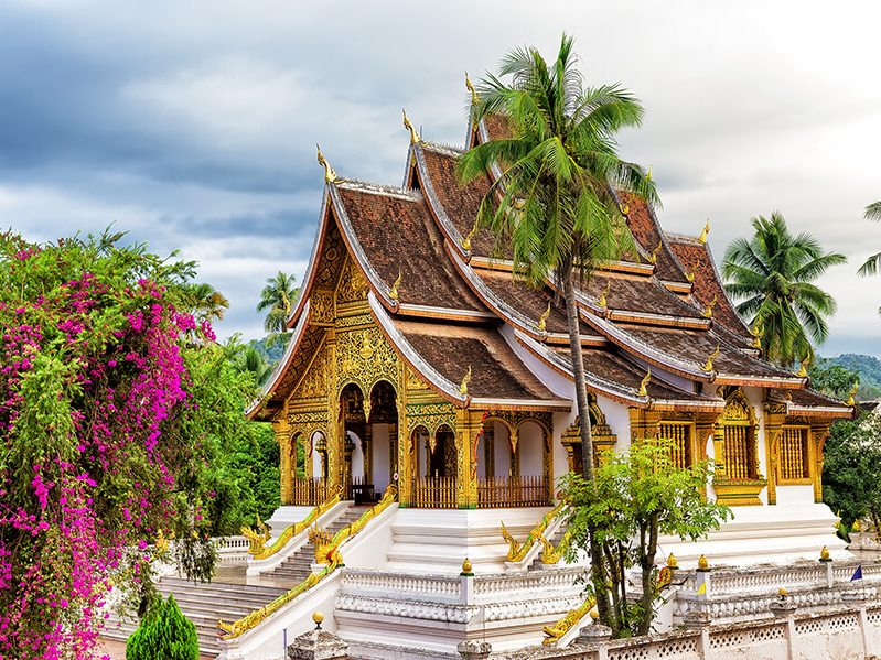 Tief heruntergezogene Dächer sind typisch für die Tempel in Luang Prabang