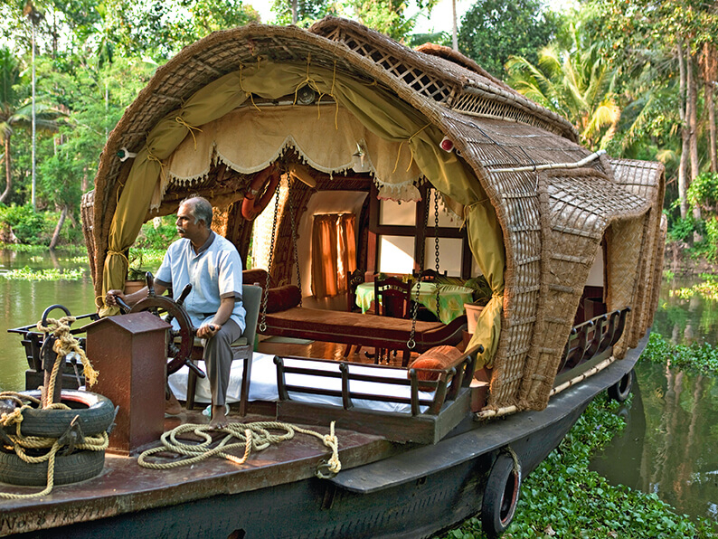 Ein typisches Houseboat auf den Backwaters in Kerala