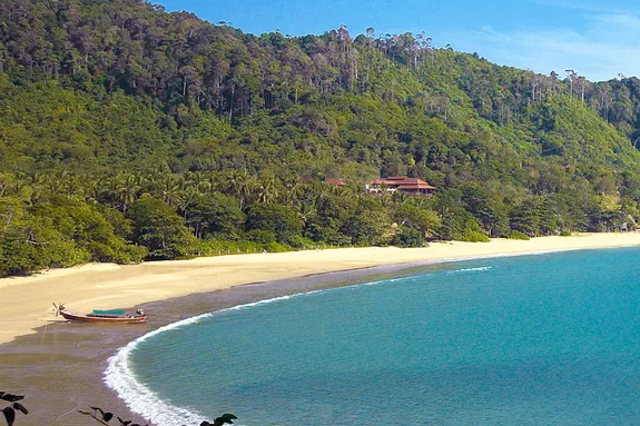èppiger Regenwald und einsamer langer Sandstrand im Hotel Pimalai auf Koh Lanta