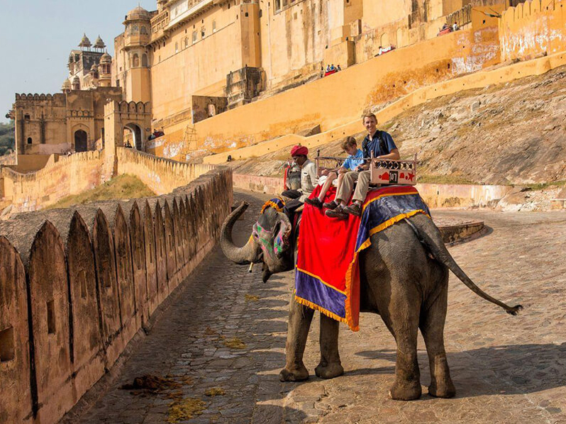 Romantischer Aufstieg zum Fort Amber bei Jaipur auf dem Rücken eines Elefanten