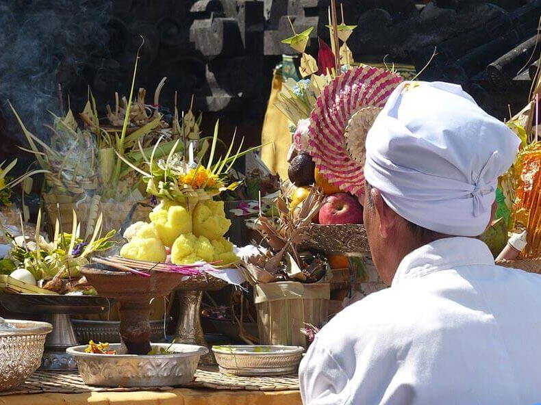 Opfergaben um die Götter gütig zu stimmen: Tradition in Bali