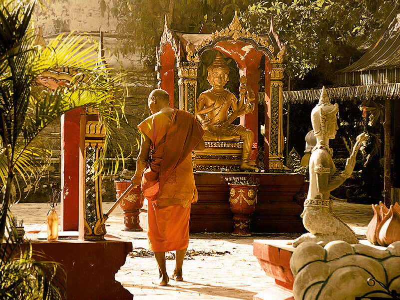 Thailand Reisen: Mönch in thailändischem Tempel
