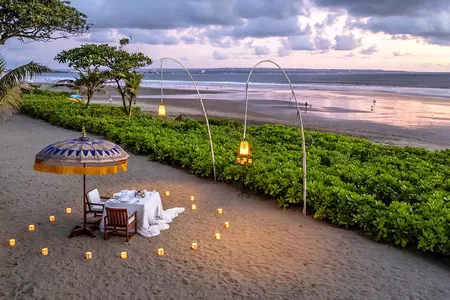 Romantisches Dinner für Zwei am Strand von Seminyak