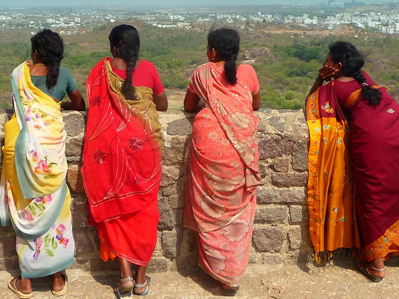 Auf Indien Rundreisen begegnet man überall Frauen in bunten Saris