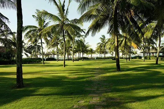 Durch den Garten des Boutique Hoi An Hotels kommt man direkt an den Strand