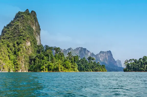 üppig bewachsene Felsen und Kalkinseln im Nationalpark, Südthailand