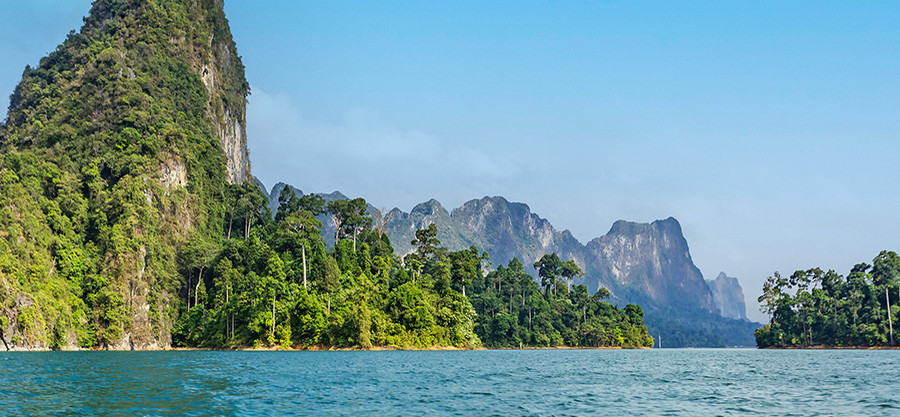 Üppig bewachsene Karstfelsen im Khao Sok Nationalpark