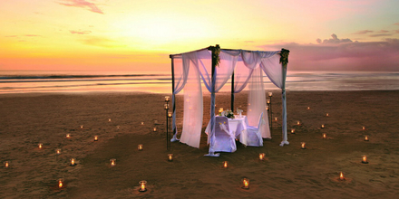 Romantisches Dinner am Strand im Bali Mandira - nicht nur für Flitterwochen