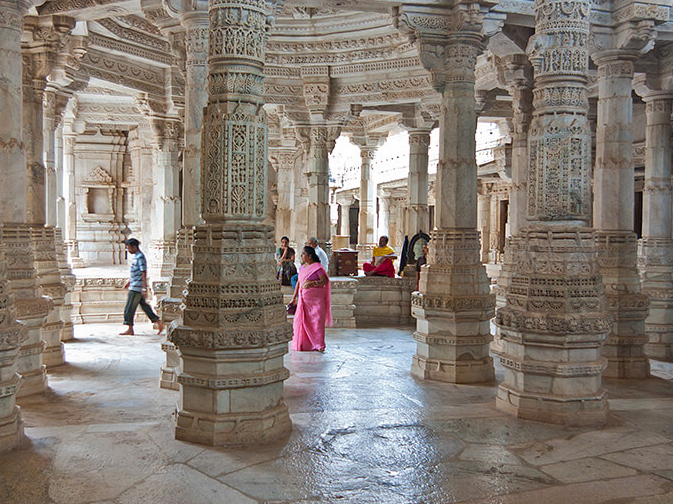 Jain Tempel in Ranakpur mit kostbaren Steinschnitzereien