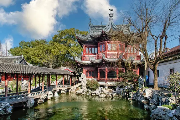 Teiche, Pavillons und Brücken gehören zur klassischen chinesischen Gartenbaukunst