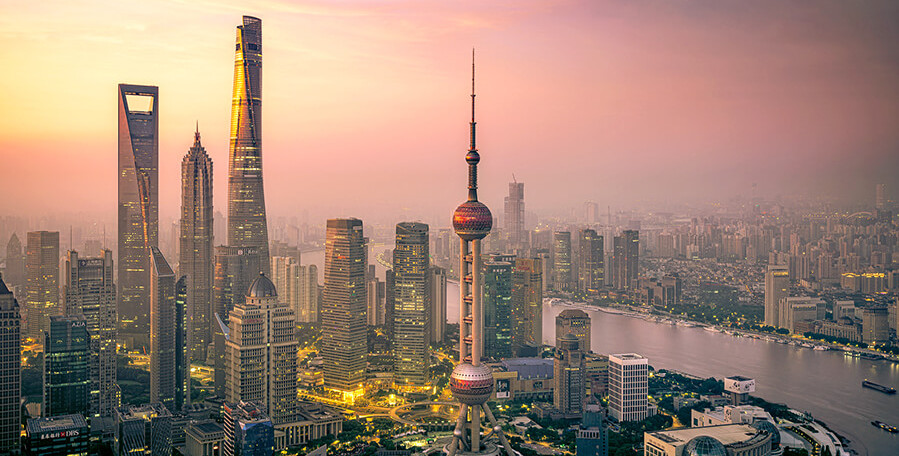 Boomende Metropole Shanghai mit Bund, Huangpu-Fluss und Skyline von Pudong
