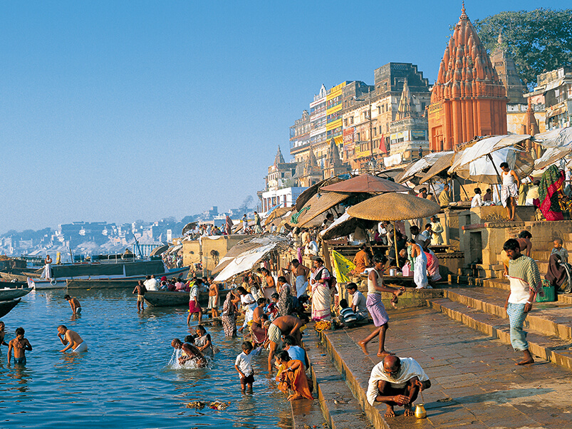 Lebhaftes Treiben an den Ghats am Ufer des Ganges in Varanasi/Benares