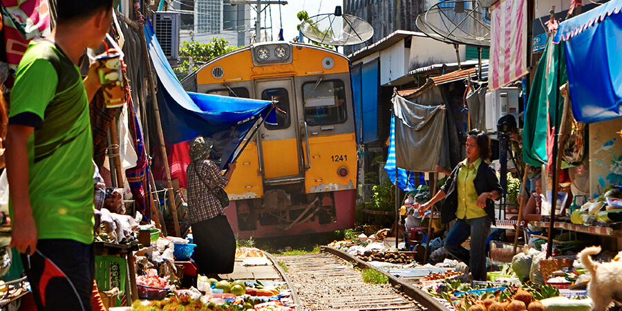 Railway Market in Maeklong in der Nähe von Bangkok