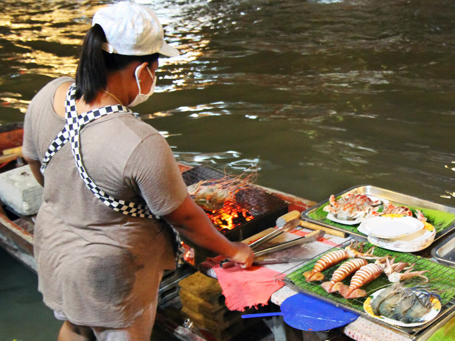 Auf den schwimmenden Märkten wird Essen direkt auf den Booten zubereitet