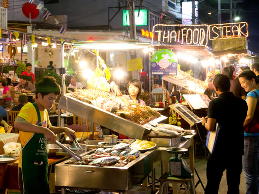 Eine gute Möglichkeit, um authentische thailändische Küche zu probieren: die quirligen Nachtmärkte