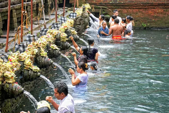 Sehenswürdigkeit auf Asien Rundreise: Quellheiligtum Tirta Empul auf Bali