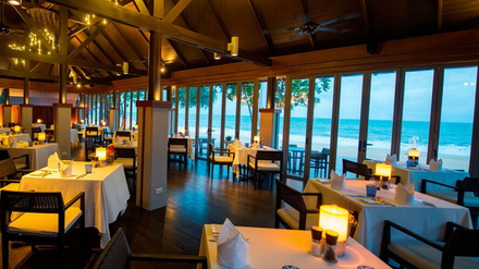 Restaurant mit stimmungsvoller Terrasse zum Meer für Thai-Küche und Seafood