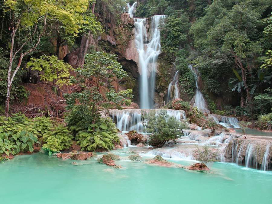 Die türkisfarbenen Badebecken des Kuang Si Wasserfalls in Laos