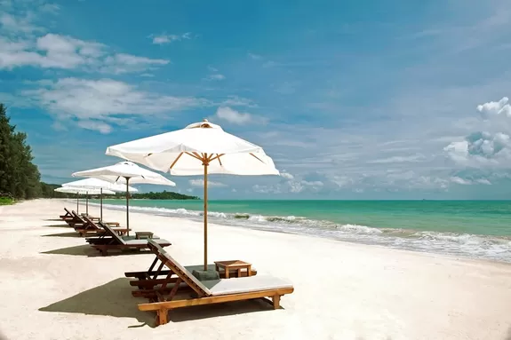 Heller Sandstrand Phra Ae mit Liegen vor dem Hotel Layana Koh Lanta