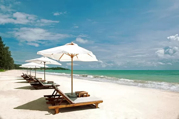 Heller Sandstrand Phra Ae mit Liegen vor dem Hotel Layana Koh Lanta