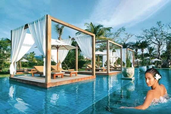 Pool mit Ruheinseln im Luxusresort The Sarojin, Khao Lak, Thailand