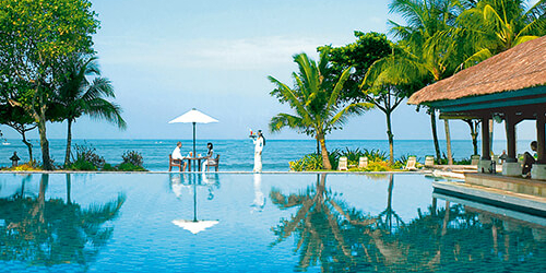 Eine der Poolanlagen im Hotel Intercontinental Bali Resort am Strand von Jimbaran