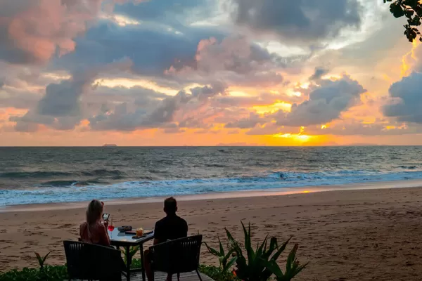 Romantischer Coktail zu Sonnenuntergang am Strand beim Hotel Layana Koh Lanta