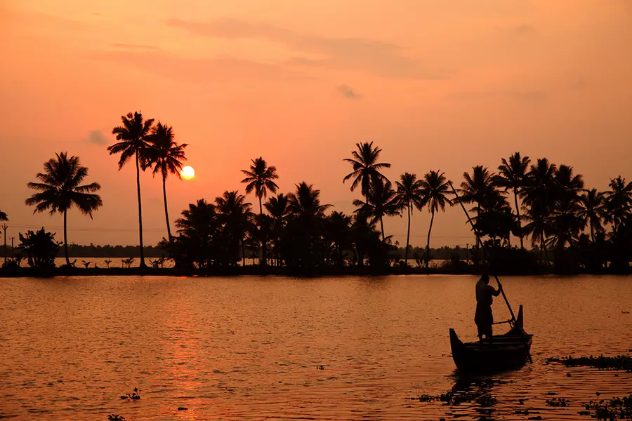 Ruhige Abendstimmung auf dem Wasserstrassen der Backwaters vom Kerala
