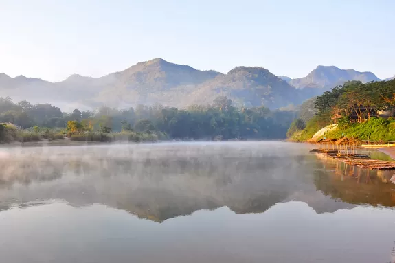 Mystische Morgenstimmung über dem Fluss River Kwai